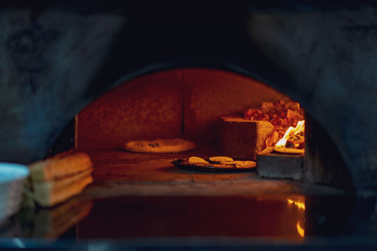 Four à pizza traditionnel au feu de bois