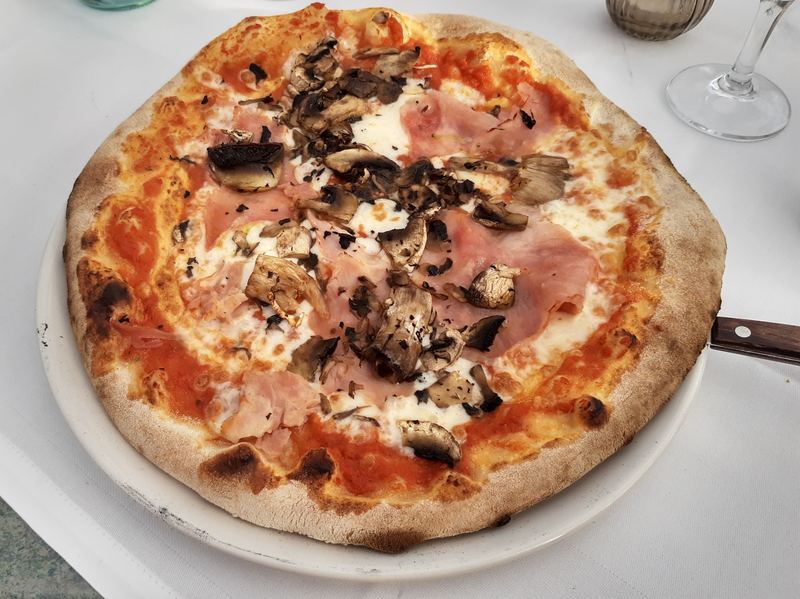 Pizza Regina, jambon et champignons
