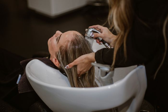 Coiffeuse au travail